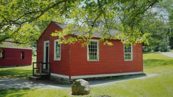 Una pequeña casa de madera de color rojo. Casa típica americana del siglo pasado — Vídeo de stock