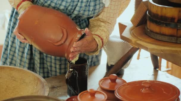 Kvinna kockar smör enligt ett gammalt traditionellt recept — Stockvideo