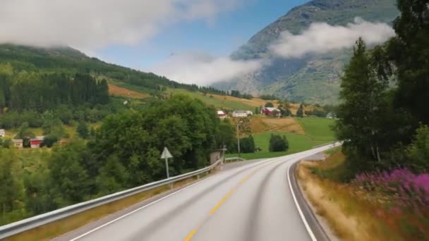 Kör längs den natursköna vägen bland bergen i Norge. Första persons vy från buss fönstret — Stockvideo