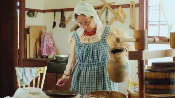 Genesee, NY, EUA, julho de 2019: Mulher cozinha manteiga de acordo com uma velha receita tradicional — Vídeo de Stock