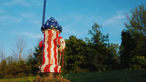 Brandkraan geschilderd in de stijl van de USA vlag — Stockvideo