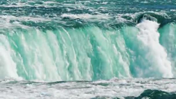 나이아가라 폭포의 물의 흐름은 자연의 놀라운 광경입니다. — 비디오