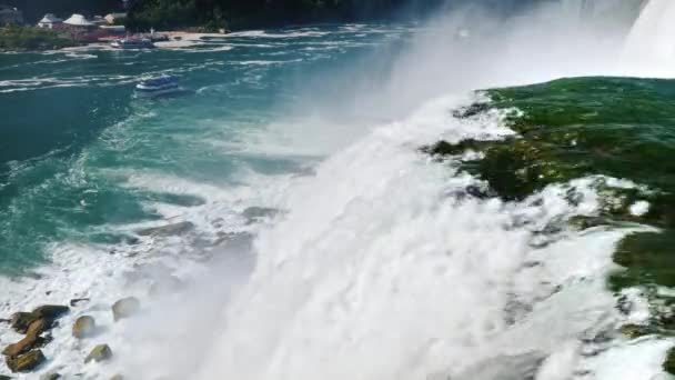 Niagara flod med Niagara Falls i förgrunden. Fantastiska landmärke i USA och Kanada — Stockvideo