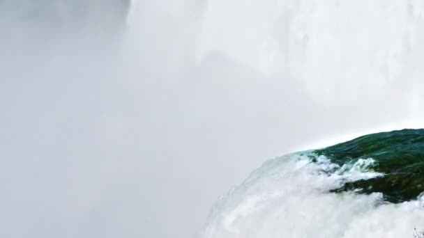 Un flusso di acqua schiumosa dalle cascate del Niagara. visite turistiche degli Stati Uniti — Video Stock