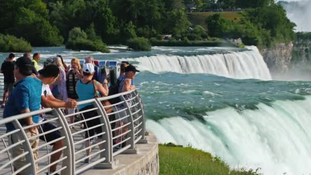 Ніагарський водоспад, Нью-Йорк, США, Липень 2019: туристи на американському березі подивіться на дивовижні Ніагарський водоспад — стокове відео