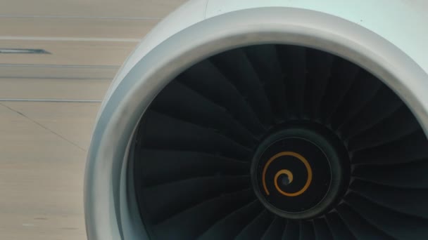 Détail du moteur d'avion de ligne - pales tournantes de turbine — Video