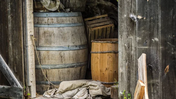Varios barriles viejos en un granero rural. Granja Vintage Paisaje — Foto de Stock