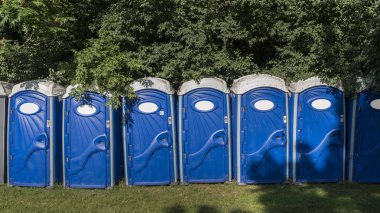 Birkaç kuru dolap kabini parkta.