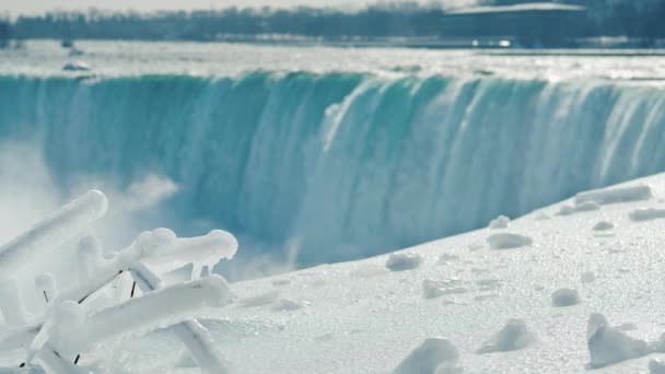 Invierno en las cataratas del Niágara, nieve y hielo brillan al sol — Vídeo de stock