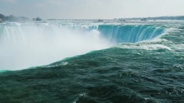 Niagara Falls serisi Horseshoe şeklinde şelale geniş lens çekim. Kış sezonu