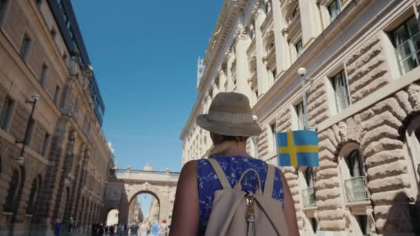 Turist Stockholm'de parlamento yakınında ünlü bir kemer geçer. İskandinavya'da turizm konsepti — Stok video