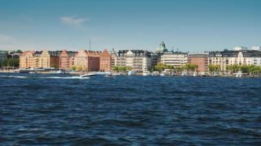 Stockholm şehrinin panoraması. Ön planda trafik tekneleri ve yatlar. İsveç'in başkentinde açık güneşli bir gün
