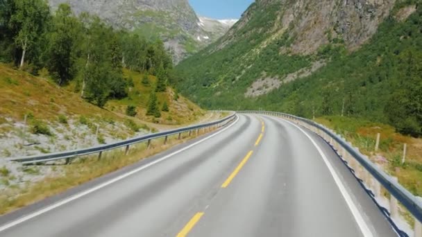 Recorre la pintoresca carretera entre las montañas de Noruega. Vista en primera persona — Vídeo de stock