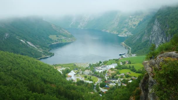 Uitzicht vanaf de beroemde vliegende rots in Noorwegen — Stockvideo