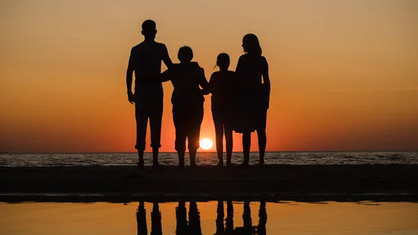 Η φιλική οικογένεια συναντά την ανατολή του ηλίου πάνω από τη θάλασσα — Φωτογραφία Αρχείου