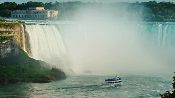 Turistlerin olduğu bir gemi görkemli Niagara Şelalesi'nden at nalı yüzerek düşer. — Stok video