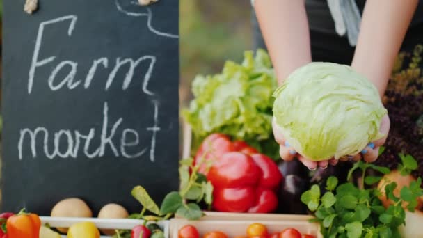 Farmer tart vezetője káposzta over Counter a mezőgazdasági vásár — Stock videók