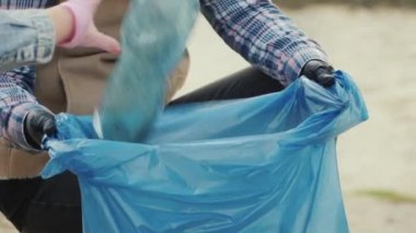 Plastik çöpü torbaya koy. Parkı temizlemek, çevreyle ilgilenmek.