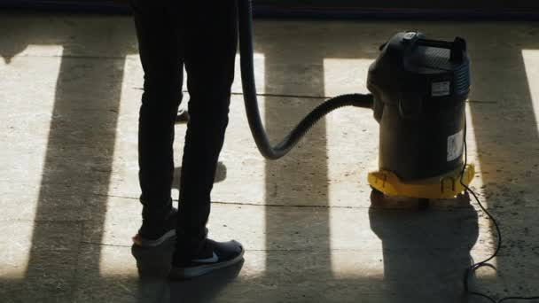 A man vacuuming a construction vacuum cleaner at a construction site — Stock Video