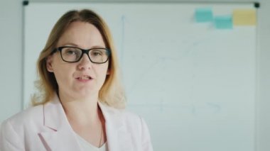 Hoparlör, arkaplanda elmas ve gramofon olduğunu söylüyor. İş Atölyesi
