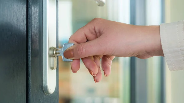 Kadın anahtarla ön kapıyı açıyor.