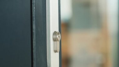 Kişi anahtarı sarma kuyusuna yerleştirir ve onu döndürür.