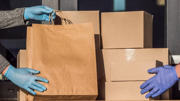 Yiyecek ve paketleri kapının eşiğine güvenli bir şekilde teslim edin.