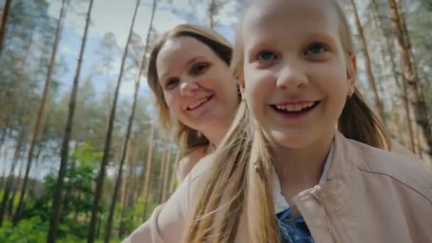 Мама и дочь катаются на скутере вместе — стоковое видео