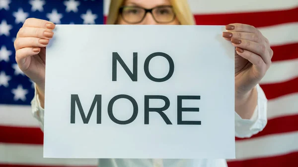 Frau hält Plakat auf amerikanischem Flaggenhintergrund — Stockfoto