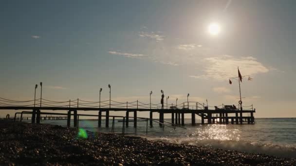 O sol levantou-se acima do cais perto da costa turca. Manhã no mar e o início do conceito de descanso — Vídeo de Stock