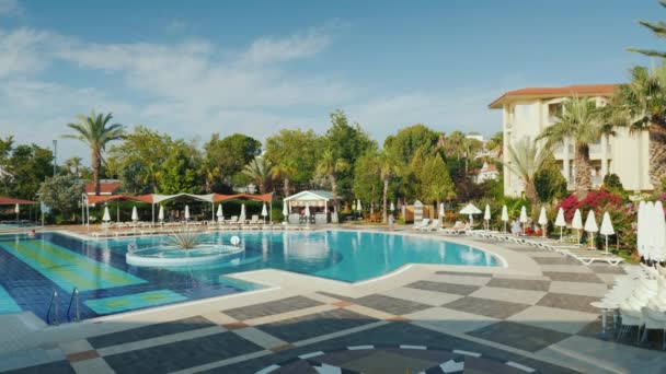 Kemer, Turkey, June 2018: Territory of the hotel with a swimming pool and leisure facility — 비디오