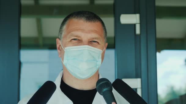 Homme médecin dit journalistes de nouvelles — Video