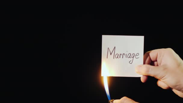 男人烧了一张写有"婚姻"字样的纸 — 图库视频影像