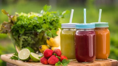 Taze meyve ve yeşillik karışımından yapılmış faydalı bir içecek seti. Yararlı vitamin içecekleri.