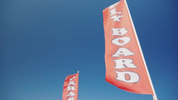 Rode vlag met reclame attractie vliegende boord. Plezier aan zee en watersporten — Stockvideo