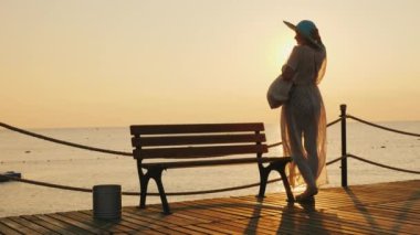 Doğayla tamamen huzurlu: deniz, temiz hava, sessizlik ve bir kızın yalnız figürü gündoğumunun arka planında..