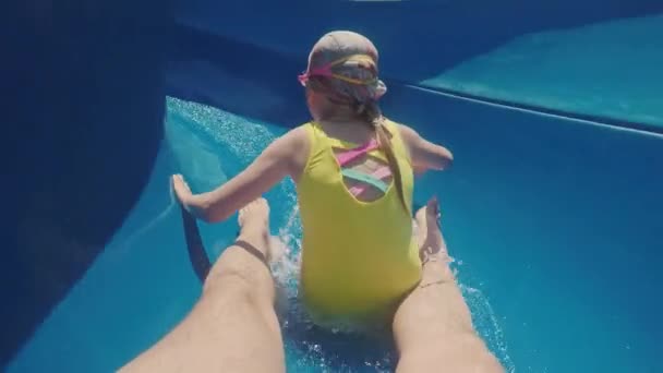 Muchplay med ett barn på en vattenrutschbana — Stockvideo