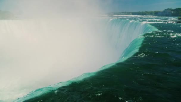 马蹄瀑布的潘射。水的漏斗和彩虹受欢迎的尼亚加拉瀑布，加拿大自然概念 — 图库视频影像