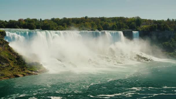 Kaskad av otroliga vattenfall - Niagarafallen. Utsikt från den kanadensiska sidan till den amerikanska kusten — Stockvideo