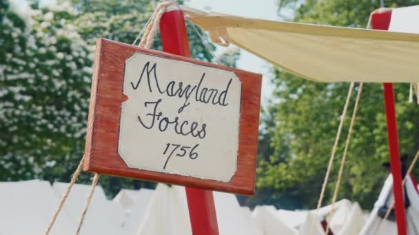 Youngstown, New York, Jujy 2019: Tanda peniruan tenda militer lama berlabel Maryland force pada tahun 1756 — Stok Video