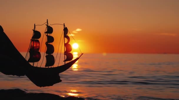 Inspiration et concept de nouvelles idées - main avec un bateau sur les vagues