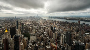 New York, ABD 'deki Manhattan iş bölgesinin manzarası. Şehrin üzerinde dramatik bir gökyüzü