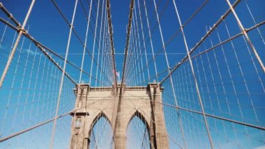 Brooklyn Köprüsü 'nün sütunları ve ipleri. Dünyanın en güzel köprülerinden biri..