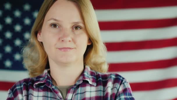 Retrato de una joven en el fondo de la bandera de Estados Unidos — Vídeos de Stock