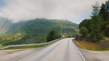 Norveç 'in dağları arasında, yakışıklı yol boyunca sür. Otobüs penceresinden Pov görünümü