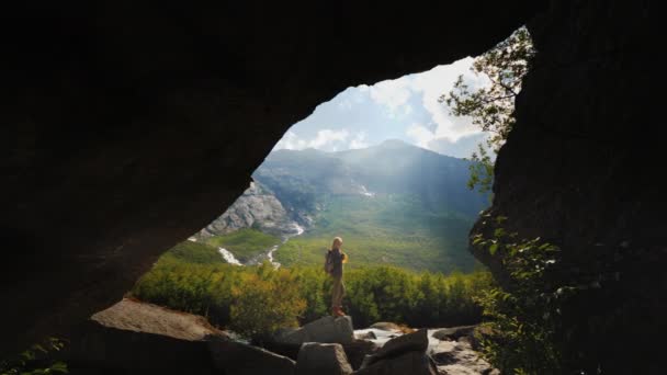 Ein einsamer Reisender allein mit der reizvollen Natur Norwegens - ein Tal umgeben von Felsen und Wasserfällen an der Spitze — Stockvideo