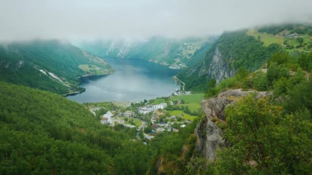Natureza da Noruega - bela vista da famosa rocha voadora na Noruega — Vídeo de Stock