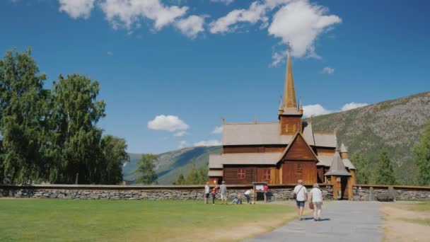 Lillehammer, Norge, juli 2018: Forntida träkyrka i Norge. En fantastisk gammal byggnad perfekt bevarad till våra dagar — Stockvideo