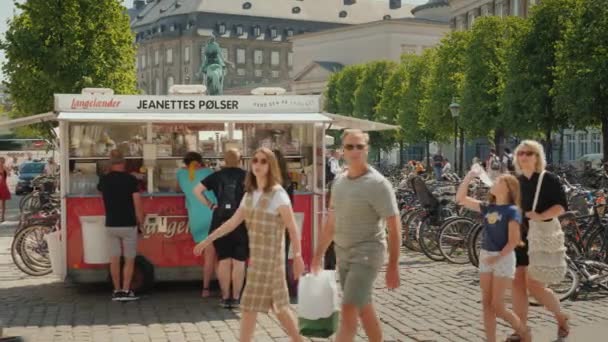 Kopenhagen, Denemarken, juli 2018: Mobiele snackbar in Kopenhagen straat, in de buurt is er een wachtrij van kopers — Stockvideo