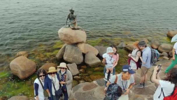 Copenhague, Danemark, juillet 2018 : La statue de la Petite Sirène se mouille sous les pluies dans la baie de Copenhague — Video